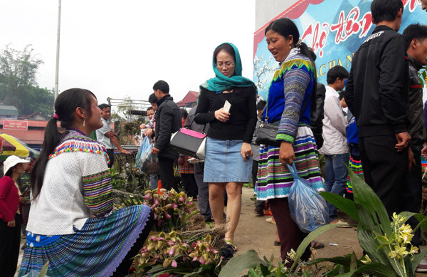 Đến chợ mua bán hoa lan còn là nơi giao lưu, gặp gỡ. Ảnh: Cao Cường.