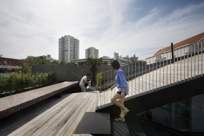 Nơi sinh hoạt ngoài trời kết hợp vườn cây tựa như một công viên thu nhỏ.