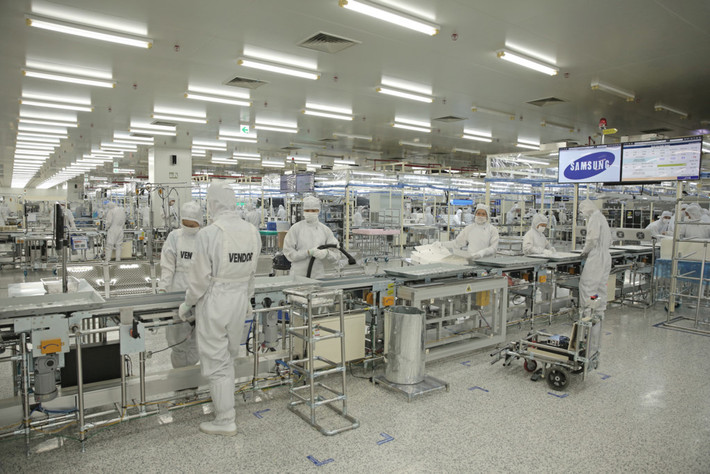 Bên trong nhà máy sản xuất được chia làm 3 khu riêng biệt: khu vực sản xuất màn hình tinh thể lỏng (LCM), khu vực lắp ráp thành phẩm và khu kiểm tra chất lượng.