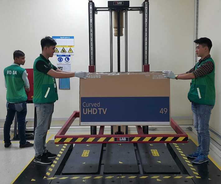 TV cũng được kiểm tra để tuân thủ các tiêu chuẩn quốc tế và Việt Nam về yêu cầu tương thích điện từ (EMC), tiêu chuẩn tiết kiệm năng lượng (Energy). Sản phẩm cũng phải đảm bảo an toàn cho người tiêu dùng qua các bước và xác nhận sản phẩm đạt chuẩn an toàn với yếu tố xả tĩnh điện (ESD), rò rỉ điện thế cao (Hi-pot).