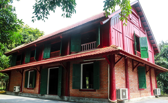 Nhà gỗ phá cách 2 tầng có khu vệ sinh và phòng tắm riêng biệt. Ảnh: Nhasanthai.