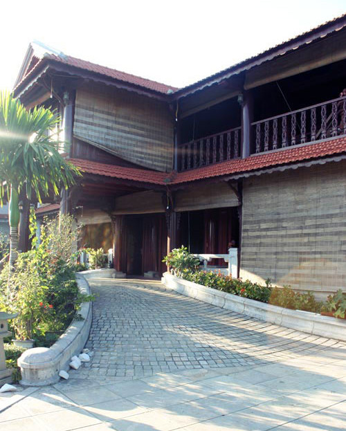 Toàn bộ lối đi của căn nhà gỗ được chủ nhân lát đá, vừa phảng phất nét truyền thống, vừa đem đến cảm giác thư thái nhẹ nhàng. Ảnh: Khám phá.