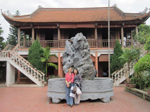 Ngôi nhà kiến trúc ba gian cổ điển ấn tượng với khuôn viên sân vườn, cây xanh rộng rãi. Tầng trên dành riêng cho không gian thờ tổ tiên sang trọng. Ảnh: Studentkgu.