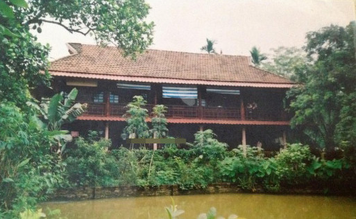 Thiết kế nhà gỗ 2 tầng có ao phía sau. Ảnh: Nhagovietnam.