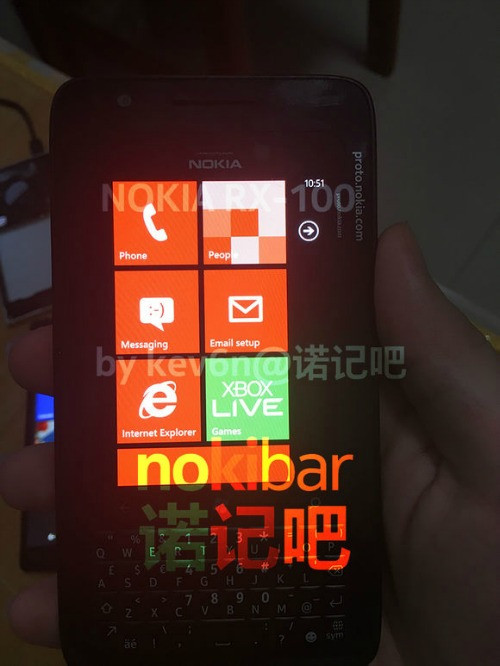 Điện thoại sở hữu màn hình AMOLED với bộ nhớ trong 2GB; chạy hệ điều hành Windows Phone 8. Bàn phím QWERTY của máy bao gồm 39 phím chữ cái và không có dãy phím số.