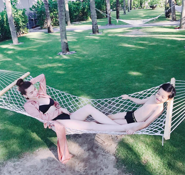 Dù tình cảm lận đận và đối mặt với nỗi buồn chia tay hơn 3 tháng, nhưng Hà Hồ che giấu rất kỹ, chỉ có một vài bạn bè, đồng nghiệp của cô biết chuyện. Nhiều khán giả cũng không giấu được sự bất ngờ khi nhìn thấy cuộc sống vui vẻ, tự do, thoải mái của cô trong vài tháng qua.