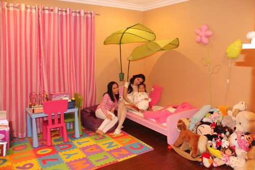 Căn phòng toàn màu hồng và đầy ắp thú cưng dành cho công chúa nhỏ của danh hài Việt Hương. Ảnh: VTC.