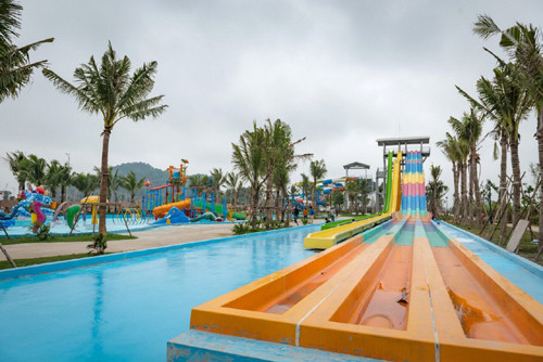 Để tạo nên bãi biển cát trắng trài dài với độ sâu tối đa 1.8m, đạt tỷ lệ muối biển tự nhiên, chủ đầu tư phải nhập hơn 80 tấn thiết bị xử lý nước nhập khẩu từ Tây Ban Nha. Ảnh: Vietnamnet.