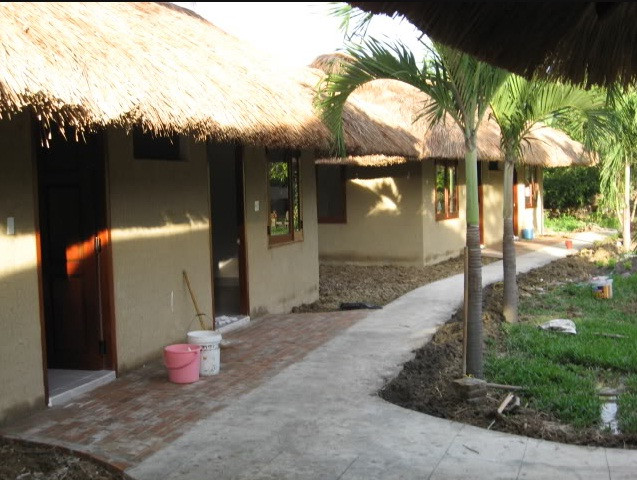 Ngôi nhà tranh ba gian có gian giữa là nơi thờ tự tổ tiên, đồng thời cũng dùng làm phòng khách, phòng ăn. Ảnh: Vietnamarchitecture.