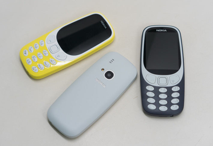 Ngoài bản màu vàng, Nokia 3310 còn có bản màu đỏ, xám và xanh đậm.