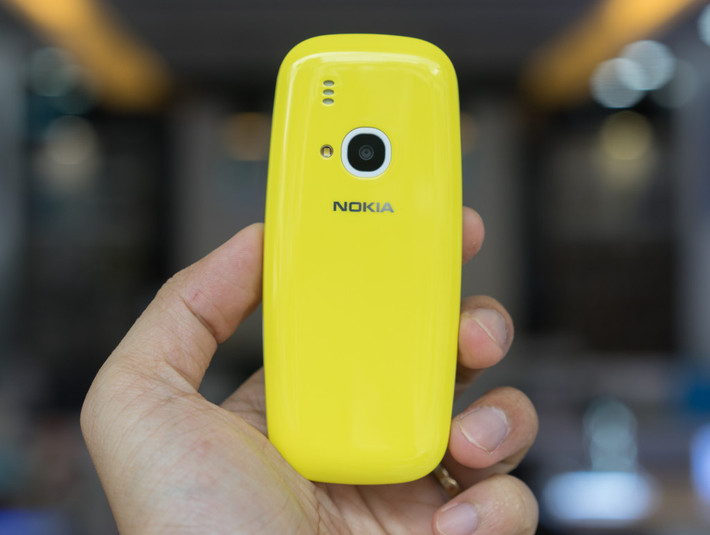 Máy có camera 2 MP kèm đèn flash ở mặt sau. Vỏ của Nokia 3310 khá bóng bẩy. Máy có bộ nhớ trong 16 MP, có thể mở rộng lên 32 GB qua thẻ nhớ MicroSD.