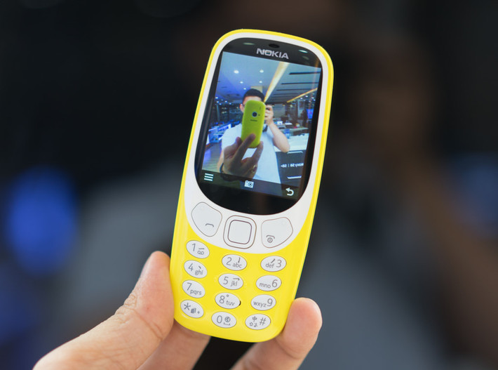 Nokia 3310 dùng màn hình TFT 2,4 inch độ phân giải 240 x 320 pixel. Thiết kế bàn phím quen thuộc. Mặt màn hình hơi cong nhẹ tạo cảm giác giống mặt kính 2,5D trên các smartphone dòng cao.