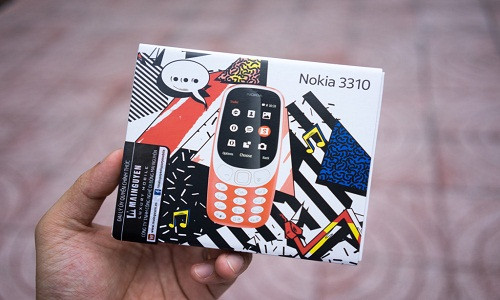 Sau khi gây chú ý tại MWC, Nokia 3310 đã được HMD Global mang về bán ở Việt Nam. So với các mẫu di động thời Nokia và Microsoft, vỏ hộp của máy trông trẻ trung, có phần phá cách hơn.
