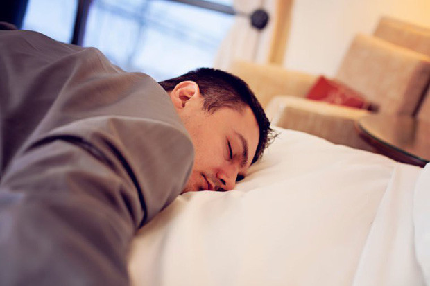Cục Hàng không Liên bang Mỹ (FAA) không cho phép phi công ngủ trong buồng lái. Bù lại đã có các quy định khác nhằm đảm bảo sự tỉnh táo cho phi công. chẳng hạn, khi hết ca, mỗi giấc ngủ của phi công sẽ kéo dài ít nhất 8 tiếng, và thời gian làm việc không quá 30 tiếng/tuần.