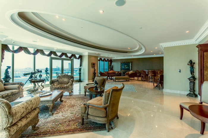Với diện tích sàn lên tới 567m2, căn hộ gồm phòng khách rộng rãi, 5 phòng ngủ, phòng giải trí, phòng gym, một ban công ngắm cảnh rộng hơn 80m2, bể bơi sân thượng và bãi đậu trực thăng.