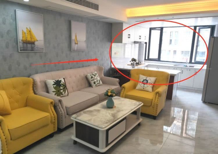 Theo trang QQ của Trung Quốc, một trong những sai lầm khi thiết kế nội thất khiến gia chủ gặp phiền toái là thiết kế kiểu bếp mở. Nhiều người cho rằng, máy hút mùi sẽ hút hết tất cả mùi trong nhà. Thế nhưng, bếp mở có thể khiến mùi bám vào các khu vực khác, sau một thời gian dài sẽ có dầu mỡ ở các phòng khác. Ảnh: QQ.