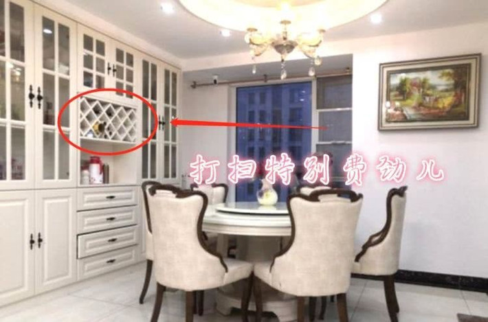 Không ít người thiết kế hẳn các ô để chai rượu trong tủ bếp. Tuy nhiên, thực tế là dùng đến rất ít và chiếm không gian. Thêm nữa, chúng dễ bám và tích tụ bụi bẩn, mất công làm sạch. Ảnh: QQ