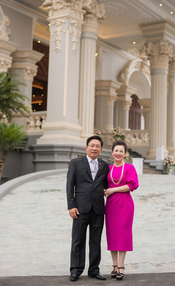 Không chỉ xinh đẹp, bà Kim Dung còn được biết đến là một phụ nữ giỏi giang, luôn đồng hành cùng chồng trong những dự án kinh doanh. Ảnh: Vietnamnet.