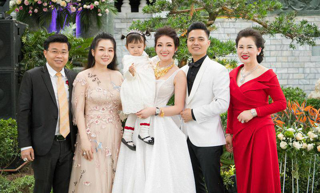 Sau đám cưới “nổi đình nổi đám” ấy, gia thế của cô dâu Thu Hương (SN 2000, Nam Định) được rất nhiều người quan tâm. Ảnh: Tổ quốc.