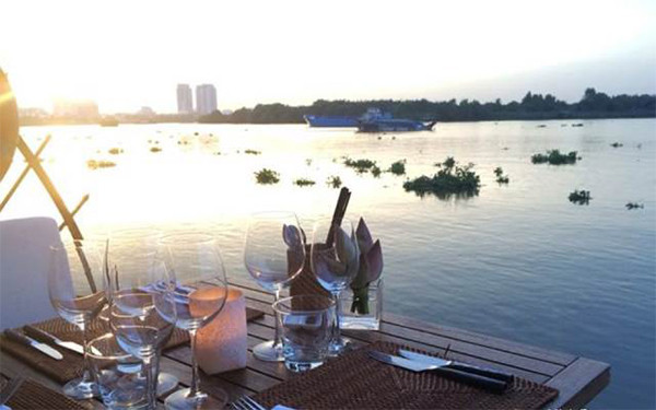 Cụ thể, các món tráng miệng tại nhà hàng The Deck Saigon dao động từ 165.000 - 400.000 đồng. Đồ ăn sáng trong khoảng 100.000 - 300.000 đồng.