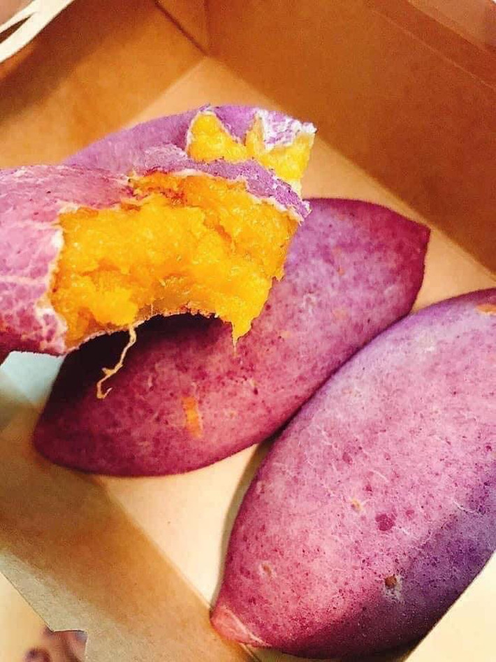 Vỏ bánh mì dai, dẻo, phủ bột khoai lang tím nguyên chất, để qua đêm bánh vẫn mềm dẻo.