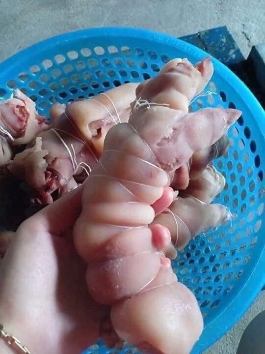 Bởi gần đây, chân heo nhập lậu được phát hiện khá nhiều vụ với số lượng lớn. Chị Hương nghi ngại về nguồn gốc của món ăn đang gây sốt trên mạng này. Nguồn ảnh: Facebook.