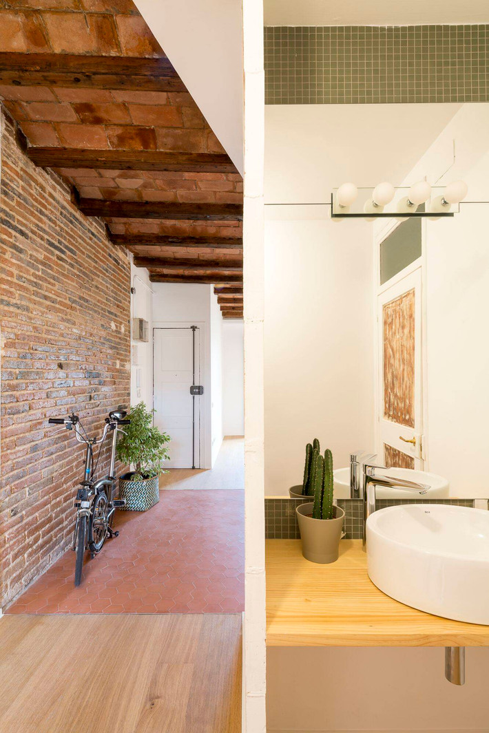 Cạnh khu bếp còn có phòng vệ sinh nhỏ trang trí đơn giản. Nguồn ảnh: Archdaily.