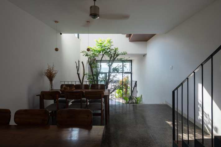 Trong khi nhà bếp và phòng ăn nằm ở tầng lửng, cho phép mọi người trải nghiệm cảnh biển tuyệt đẹp thông qua cửa kính cao ở phía trước.