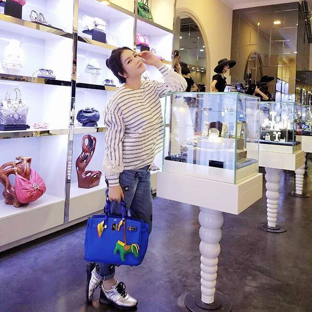 Người đẹp là khách hàng thân thuộc của rất nhiều thương hiệu thời trang lớn, như Chanel, Gucci, Louis Vuitton... và thường xuyên được mời đến dự show diễn của các nhà mốt lớn. Ảnh: Dân Việt.