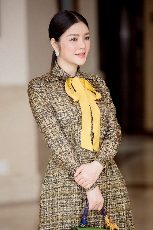 Lý Nhã Kỳ lộng lẫy với chiếc đầm màu rêu bằng vải tweed của Dice Kayek và chiếc túi xách Hermes đắt giá, điểm nhấn là túm tua rua của nhà Fendi trị giá 500 triệu đồng. Ảnh: Dân Việt.