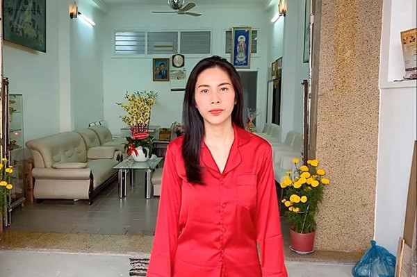 Ngôi nhà có diện tích 200 m2, bề ngang 5 m, chiều dài 40 m, gồm 8 phòng ngủ, 3 phòng sinh hoạt và một phòng lớn nhất để thờ gia tiên và thờ Phật. Ảnh: Khám phá.