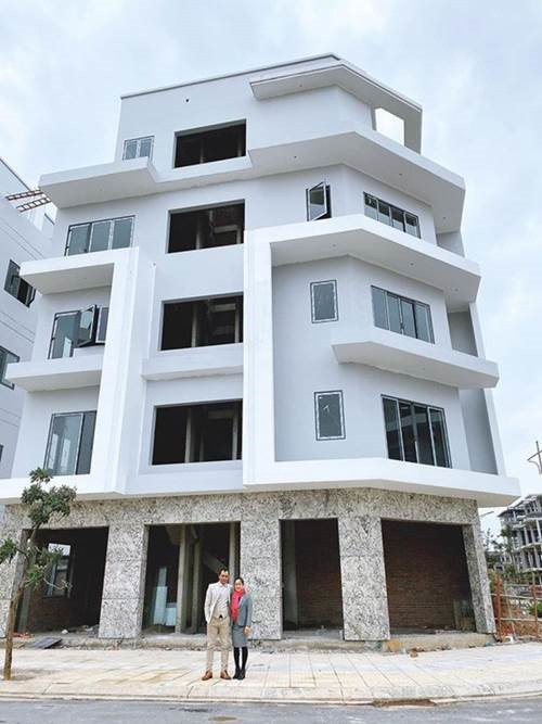 Đầu năm nay, Hòa Minzy khoe ảnh căn nhà 5 tầng 2 mặt tiền đang trong giai đoạn hoàn thành. Đây là món quà nữ ca sĩ tặng gia đình ở quê. Ảnh: FBNV.
