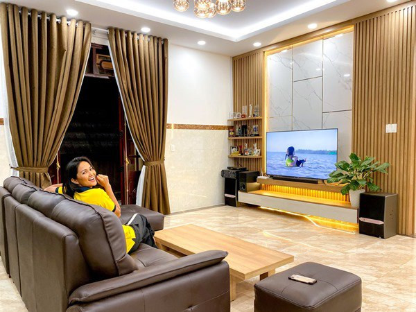 Mới đây, H'Hen Niê tiết lộ đã chi 2,5 tỷ đồng sửa lại ngôi nhà cấp 4 cho cha mẹ ở Đắk Lắk. Ảnh: Baogiaothong.