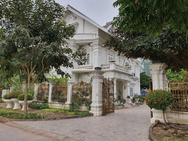 Đại gia Nguyễn Văn Thành (Hải Dương) cũng sở hữu ngôi nhà với phong cách thiết kế tân cổ điển châu Âu, đặc biệt, nội thất bên trong ngôi nhà đều được dát vàng 24k sang chảnh. Ảnh: Nhadautu.