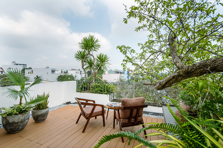 Sân thượng là không gian thư giãn tuyệt vời sau những giờ làm việc căng thẳng. Nguồn ảnh: Noam Architecture Video: Biến nhà cũ 25m2 thành căn hộ đáng sống. Nguồn: VTC1