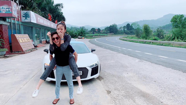 Doanh nhân phố núi thường xuyên đưa vợ đi du lịch bằng siêu xe đắt tiền. Ảnh: FBNV.