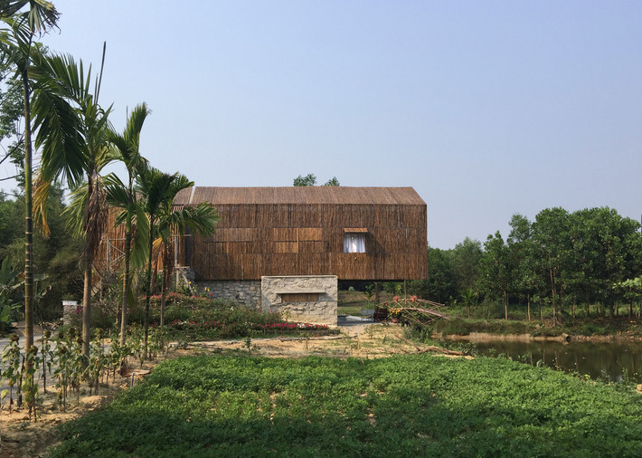 Căn nhà cũng không sử dụng cửa sổ nhôm hay kính. Thay vào đó là hệ thống màn trập bằng tre, lấy ánh sáng và gió.