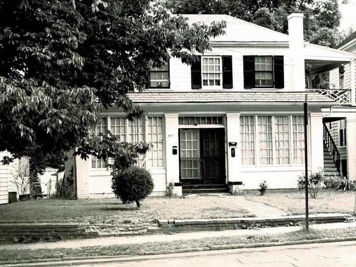 Xây dựng từ những 1890, James House (ở Danville, Virginia) đang được bán với giá 13.100 USD (304 triệu đồng), bao gồm cả các khoản thuế hiện tại của thành phố.