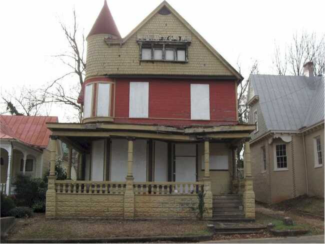 Talley House ở Danville (Virginia) là một ngôi nhà của Nữ hoàng Victoria với tháp pháo, cửa chạm khắc và hiên trước.