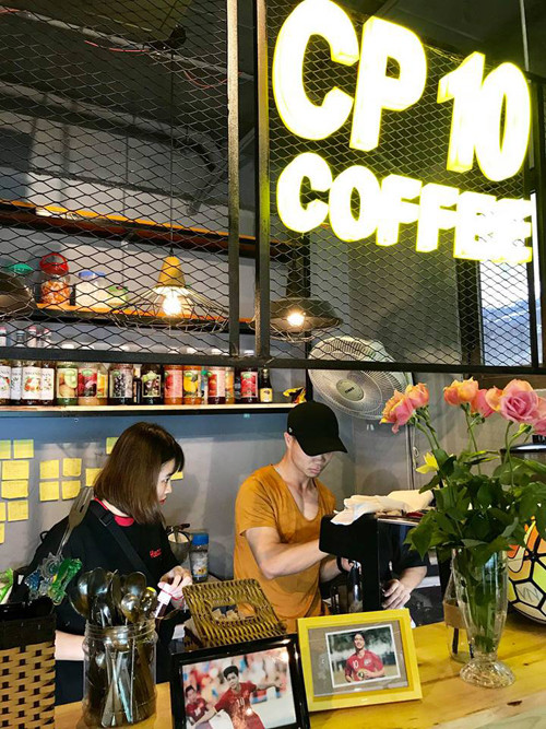 Đến tháng 5/2018, tiền đạo này mở tiếp một chi nhánh tại Hà Nội và quá cà phê này cũng rất đắt khách. Ảnh: Facebook.