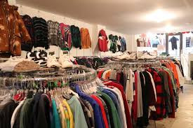 Shopping cuối tuần,lượng khách đông dẫn đến tình trạng hết phòng thay đồ, cửa hàng lộn xộn nên làm giảm ham muốn mua hàng của họ.