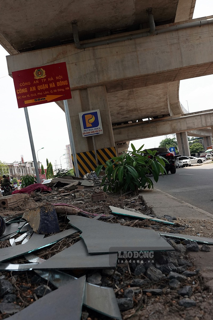 Rác thải sinh hoạt được tập kết ngay dưới tấm biển chỉ dẫn Công an quận Hà Đông.
