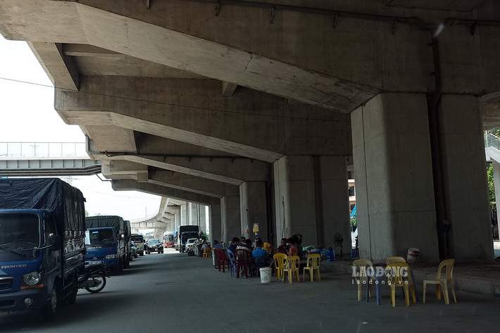Và những quán trà đá chỉ cách trụ sở Công an quận Hà Đông mấy trăm mét nằm trong hành lang bảo vệ an toàn đường sắt.