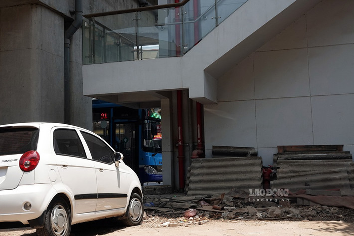 Không chỉbị tấn công bởi thiên tai, các hạn mục của đại dự án đường sắt Cát Linh - Hà Đông còn bị chính con người xâm phạm như hệ thống cứu hỏa bị bủa vây bởi vật liệu xây dựng phế thải.
