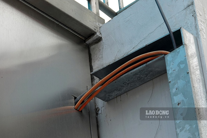 Công trình trị giá cả tỉ đô, chưa đi vào hoạt động nhưng chỗ thì gỉ sét, chỗ thì nước tấn công cả những chỗ tưởng như an toàn như dưới dầm sàn nhà ga. Đường ống kỹ thuật thiếu nắp che khiến dây điện lộ thiên tại ga đường Láng.