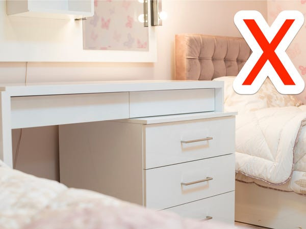 Nhiều người thường kê nội thất sát tường và để khoảng trống ở giữa phòng. Thế nhưng theo nhà thiết kế Rebekah Carr thì đây là một sai lầm. Tốt hơn hết hãy kê đồ cách xa tường, để có không gian lưu thông xung quanh đồ nội thất, làm cho căn phòng có cảm giác rộng hơn.
