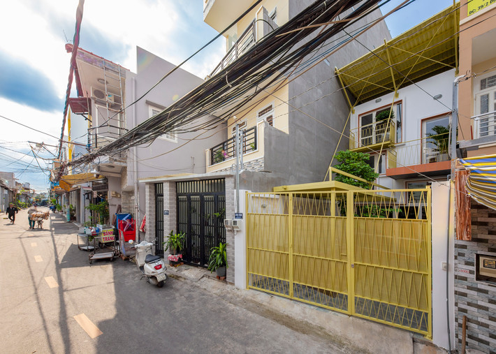 Nằm trên một lô đất dài 4x17m tại TP HCM, ngôi nhà có khoảng sân trước dài khoảng 5m được dùng làm quầy bán đồ uống.