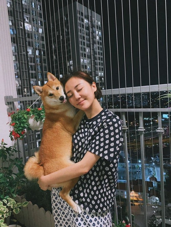 Ban công trong căn hộ của Văn Mai Hương có thể nhìn ra toàn thành phố.