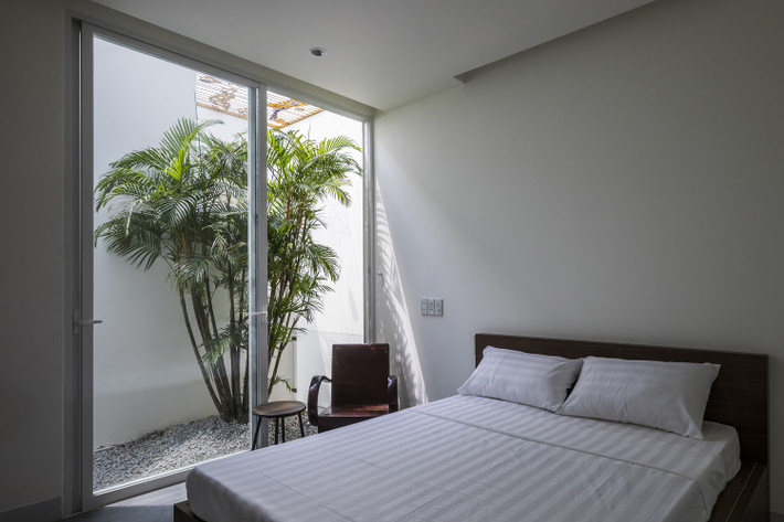 Phòng ngủ bố trí cạnh giếng trời, giúp mang thiên nhiên vào nhà.