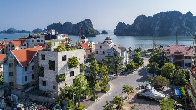 4. Biệt thự Hạ Long. Ngôi biệt thự phủ kín cây xanh nằm ở thành phố Hạ Long (Quảng Ninh) với vị trí đắc đạo có view nhìn ra biển Vịnh Hạ Long – di sản thiên nhiên thế giới. Đến với Hạ Long, ai cũng trầm trồ về vẻ đẹp được thiên nhiên trong chính biệt thự rộng lớn. (Ảnh: Archdaily)
